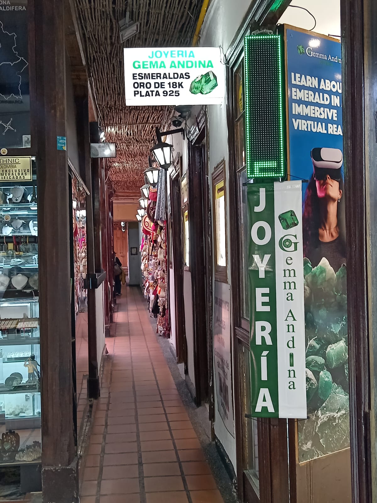 Joyería Gema Andina, locales 6-8 — esmeraldas certificadas y piezas de prestigio | Gema Andina jewelry, locals 6-8 — certified emeralds and prestige pieces